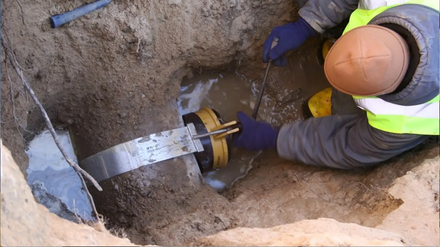 Trenchless no-dig sewer repair